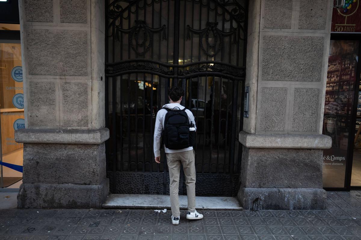 Un estudiante extranjero entra en la finca de Entença, 69.