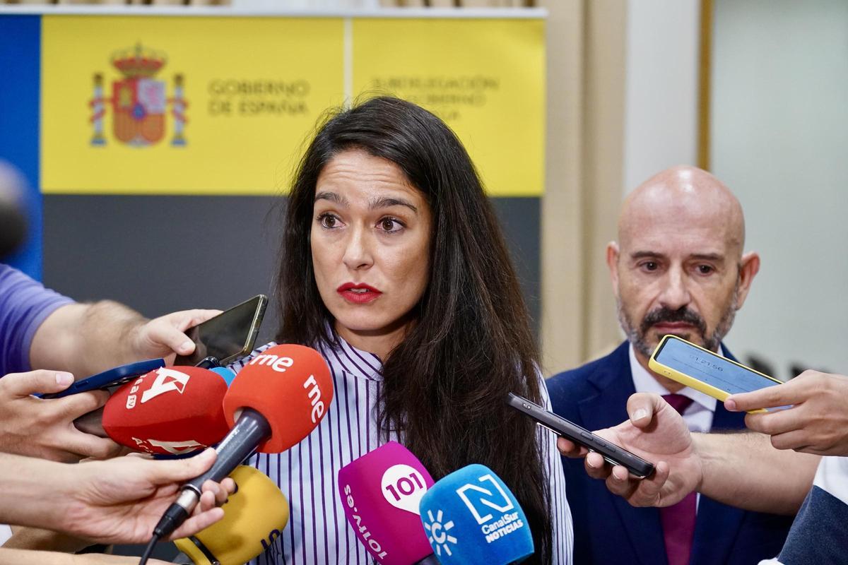 La secretaria general de Movilidad Sostenible, Sara Hernández del Olmo, quien estuvo al frente de la representación del Ministerio de Transportes y compareció tras las mesas de trabajo acompañada por el subdelegado del Gobierno en Málaga, Javier Salas