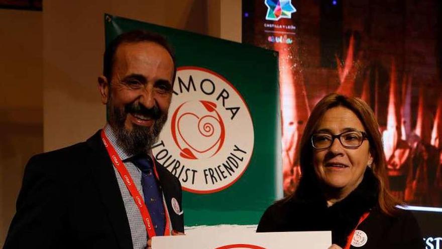 Prieto Calderón y Martín Pozo con el cartel promocional.