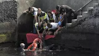 Siete muertos al volcar un cayuco a su llegada al puerto de La Restinga, en El Hierro