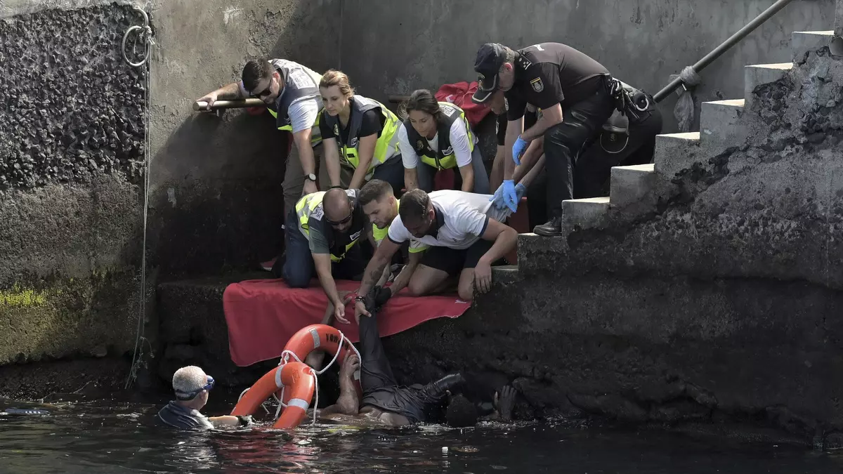 Siete muertos al volcar un cayuco a su llegada al puerto de La Restinga, en El Hierro