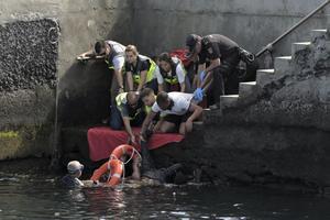Set morts al bolcar un cayuco a l'arribar al port de La Restinga, a El Hierro