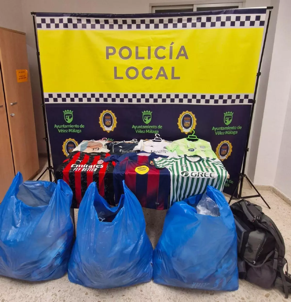 Detenido en Torre del Mar por vender ropa deportiva falsificada en la vía pública