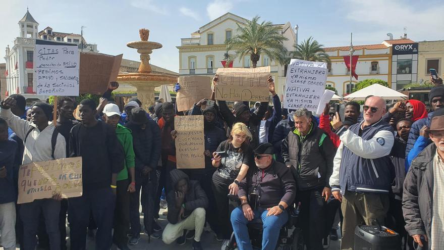 Gritos de &quot;asilo&quot; en la plaza de España, en Mérida, durante la concentración para reivindicar los derechos de los migrantes