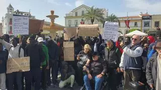 Gritos de "asilo" en la plaza de España, en Mérida, durante la concentración para reivindicar los derechos de los migrantes