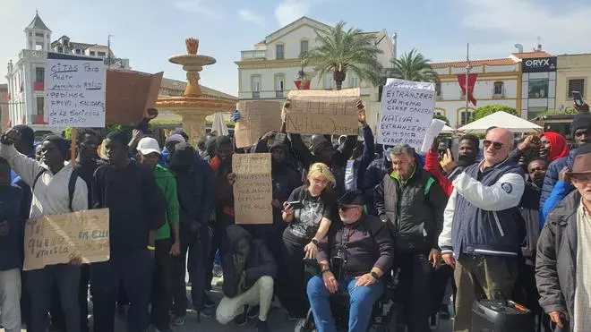 Gritos de "asilo" en la plaza de España, en Mérida, durante la concentración para reivindicar los derechos de los migrantes