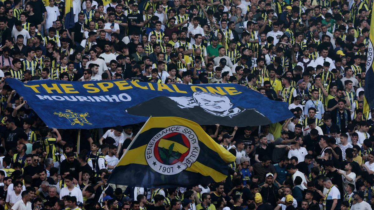 Aficionados del Fenerbahçe llenan las gradas para recibir a Mourinho, su nuevo entrenador.