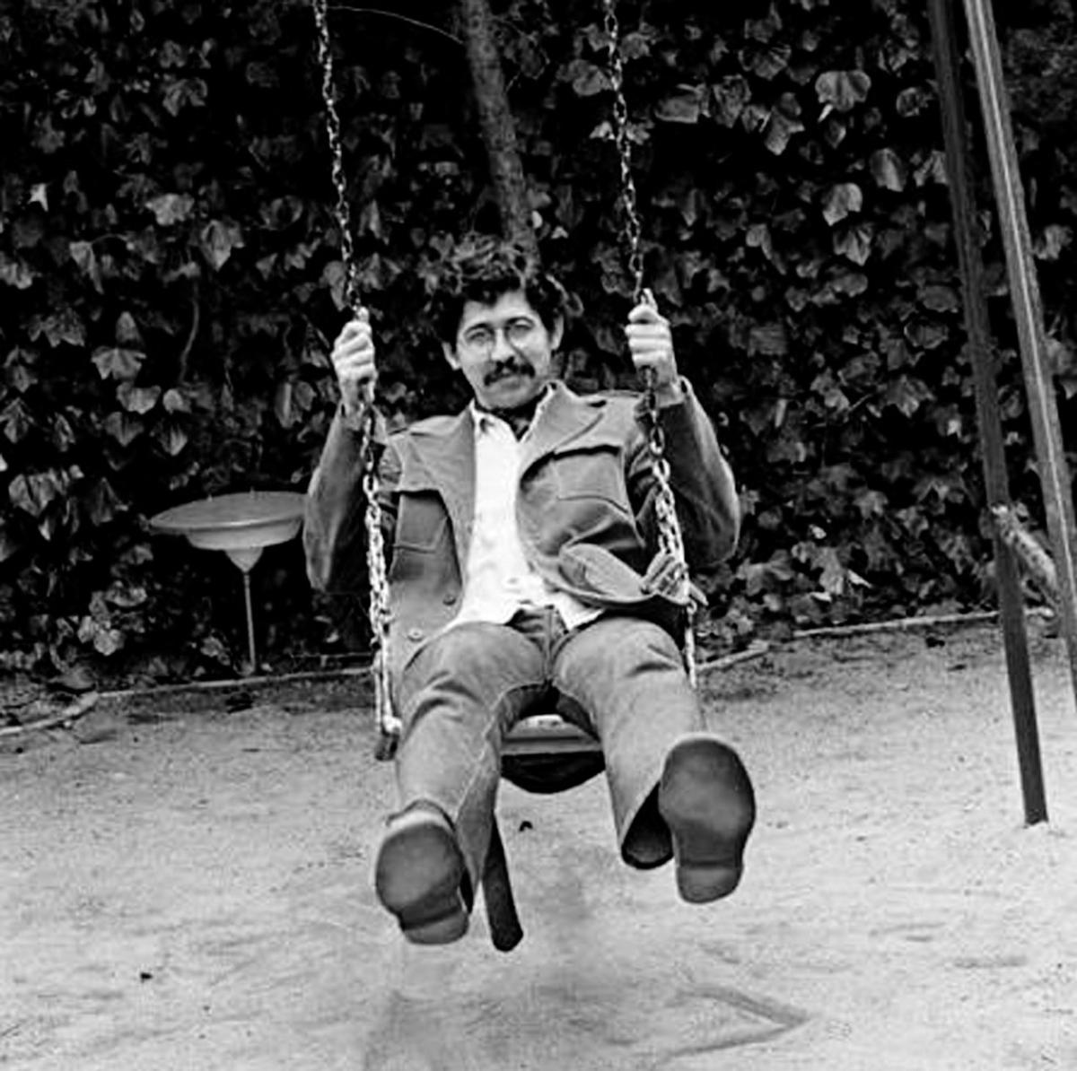 Alfredo Bryce Echenique fotografiado en 1971 por Colita.