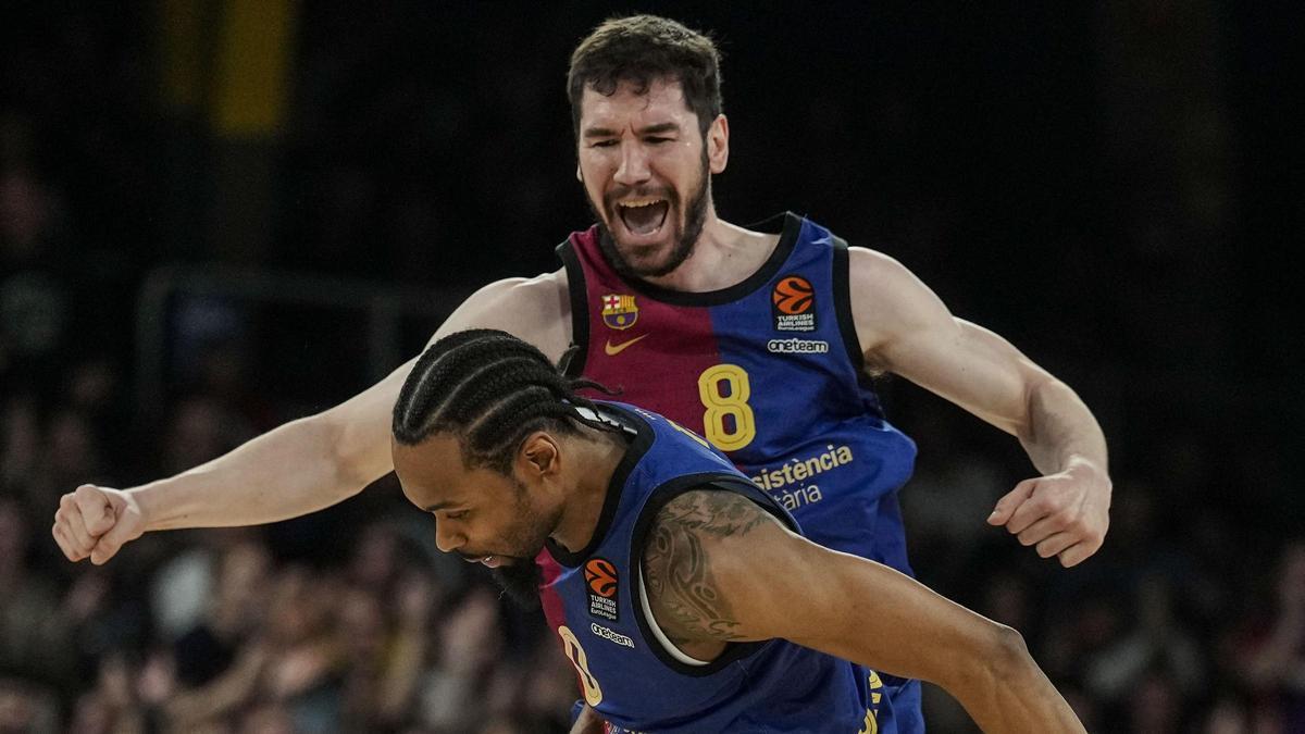 Brizuela y Punter festejan una canasta del Barça al Virtus Bolonia en el Palau Blaugrana.