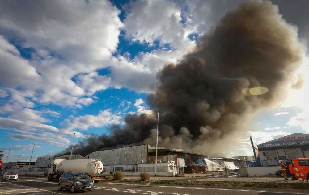 Un incendio arrasa una empresa de regalos en Manises