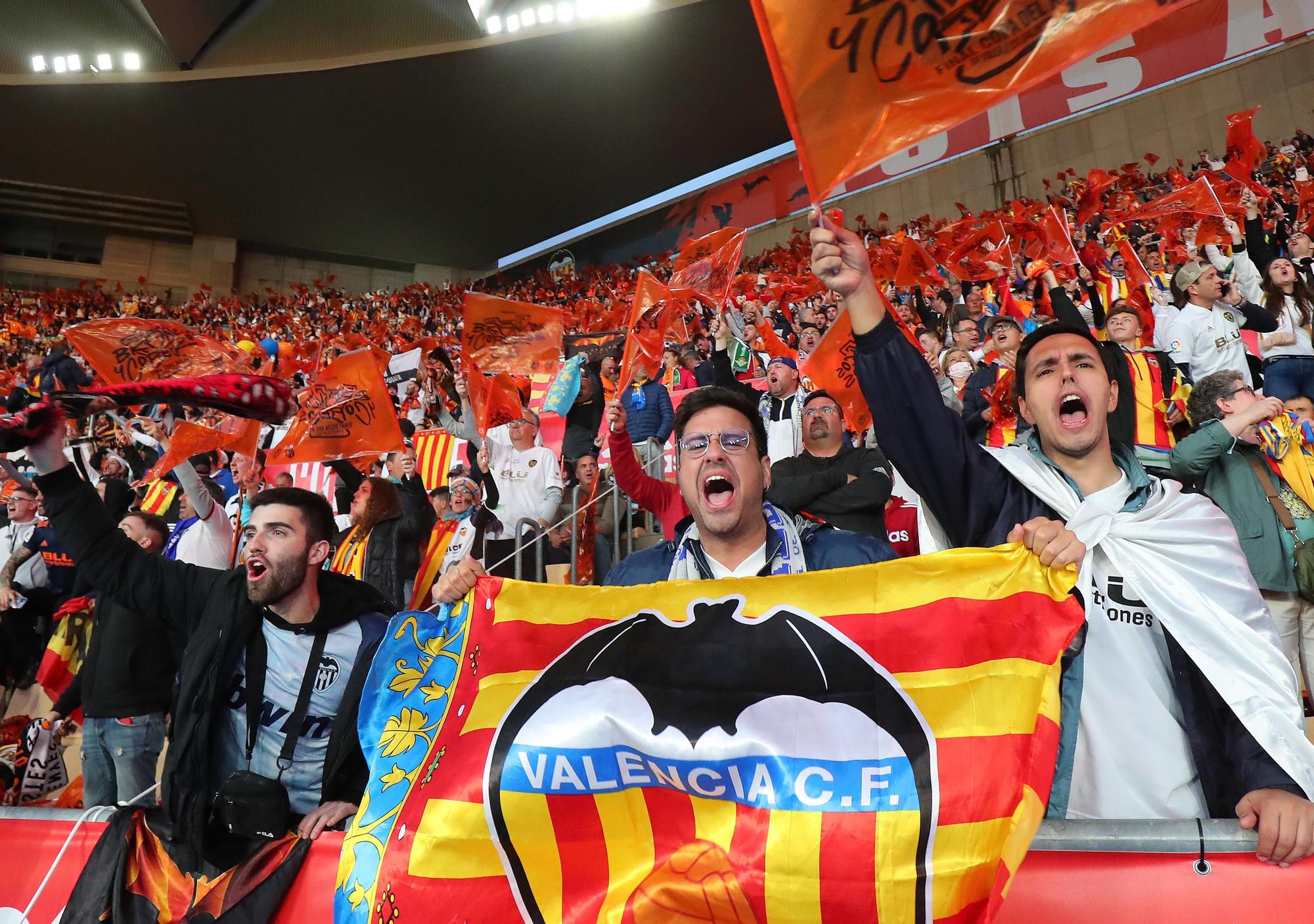 La afición valencianista llena de color el estadio de La cartuja