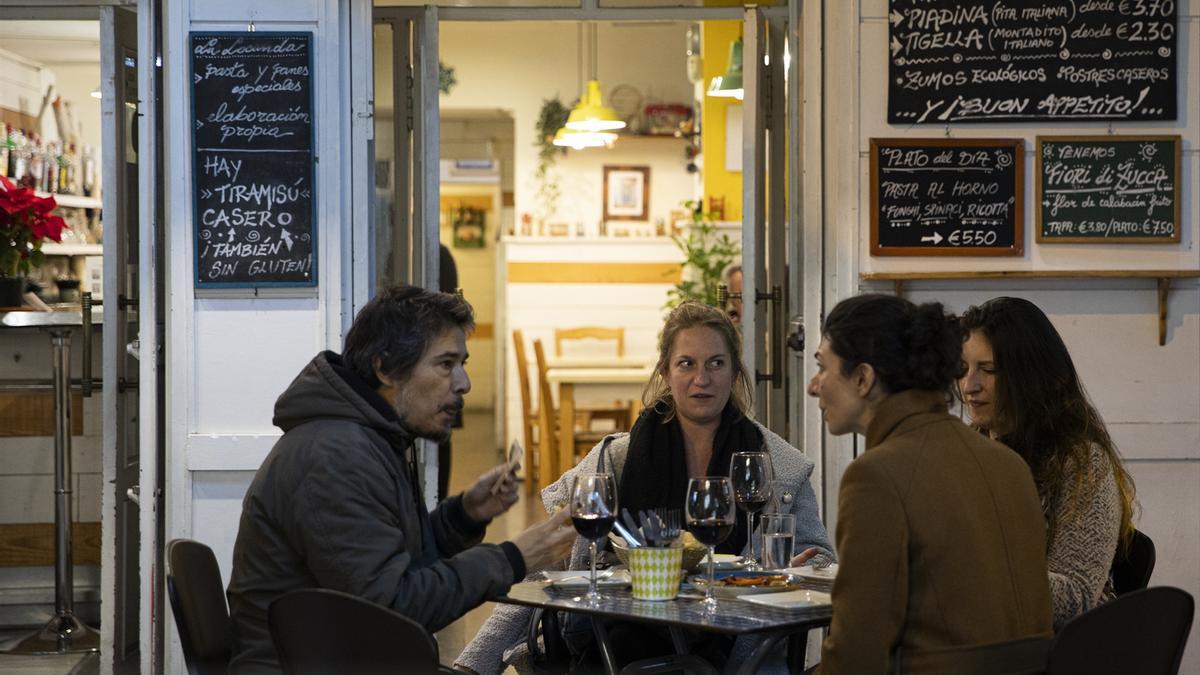 Varias personas en la terraza de un bar en una imagen de archivo.