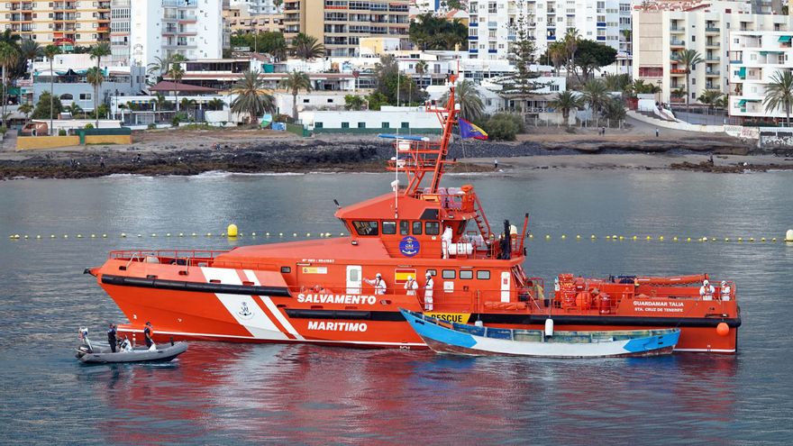 A canoe with 37 migrants arrives at the port of Los Cristianos