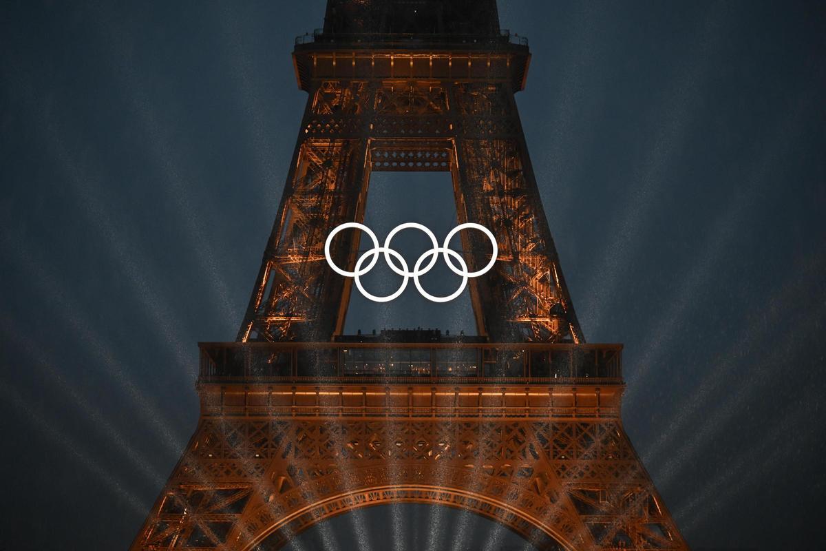 Vista general de la Torre Eiffel durante la ceremonia de apertura de los Juegos Olímpicos de París 2024