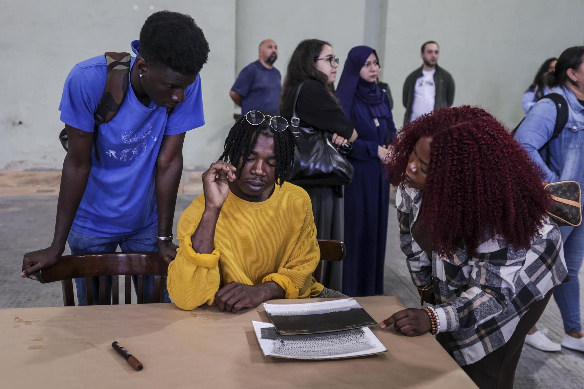 Una casa, un coche o un cordero: los deseos de los hombres y las mujeres que han llegado a Asturias huyendo de sus hogares