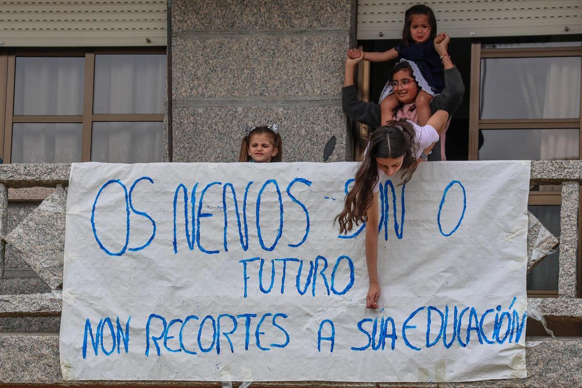 La cadena humana unió el centro escolar y la vivienda de una niña afectada.