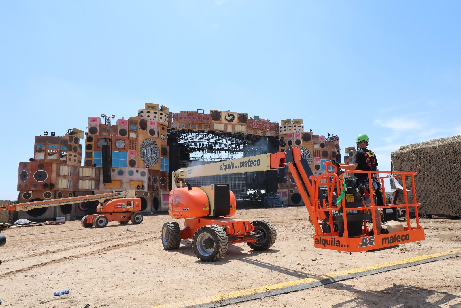 En imágenes | Montaje del escenario del Monegros Desert Festival