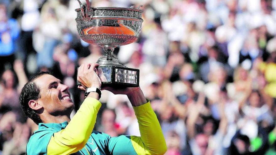 Rafa Nadal levanta el trofeo 
después de imponerse 
a Casper Ruud.  | // EFE