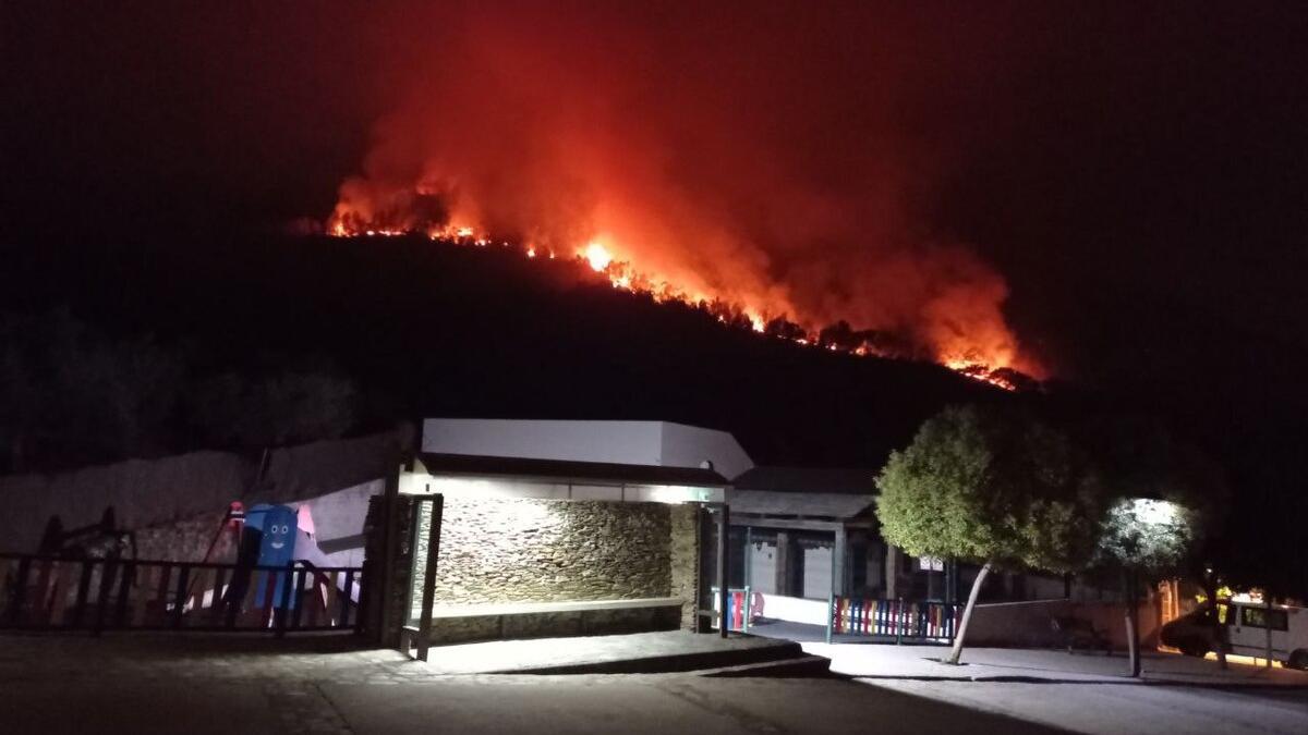 Imagen de las llamas cerca de viviendas en la zona de Casas de Miravete.