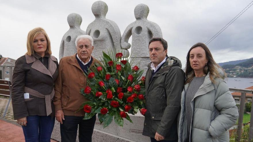 De izq. a dcha. Digna Rivas, José Blanco, Valentín González Formoso y Paloma Castro, esta mañana, durante el homenaje en el Alto da Concheira.  // FdV