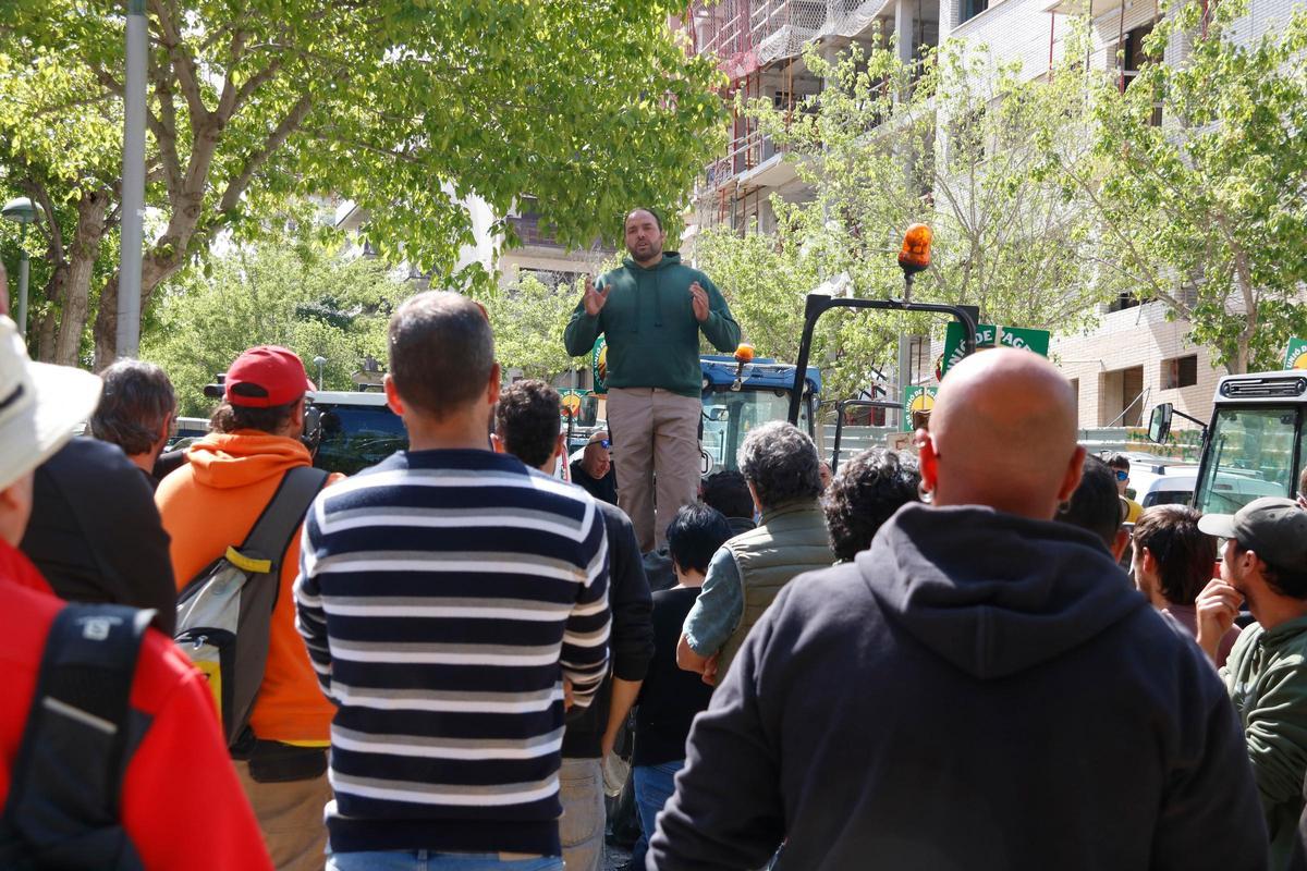 Sergi Martin, responsable de la sección de frutos secos de la Unió de Pagesos, esta mañana en la movilización en Tarragona.