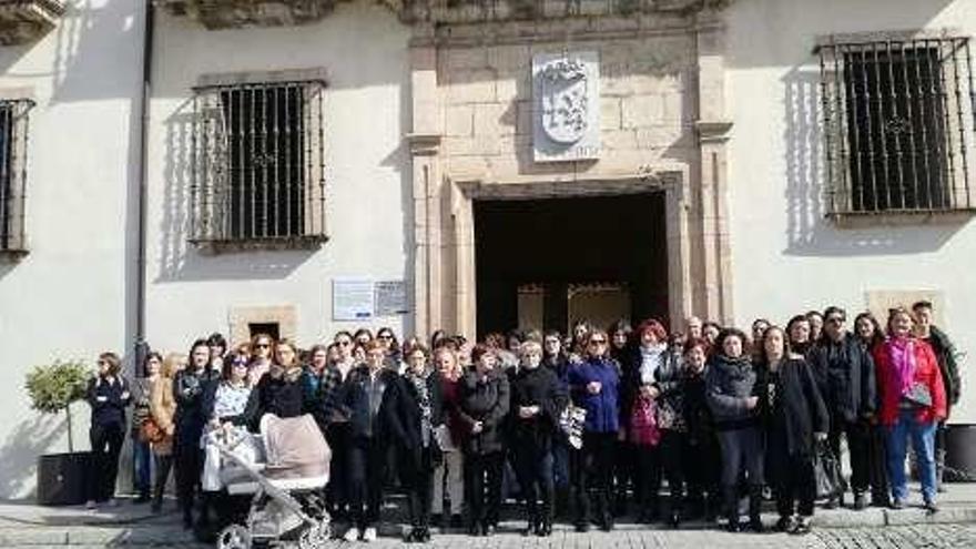 Mujeres ante el Ayuntamiento de Cangas del Narcea.