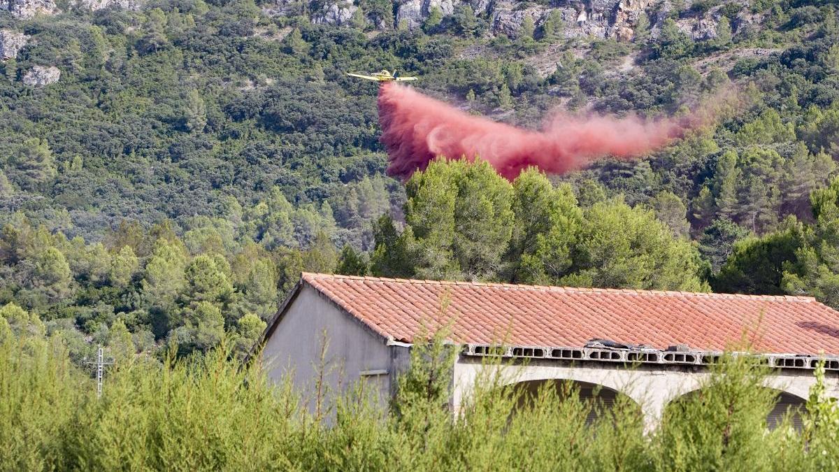 El incendio de Simat-Barx arrasa casi dos hectáreas y también quema una pequeña plantación de marihuana