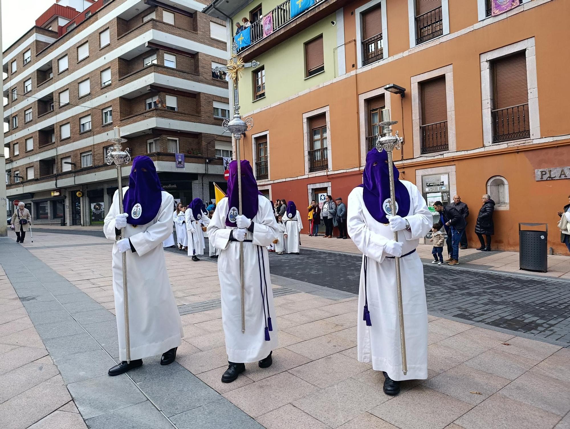 El Nazareno y la Virgen Dolorosa emocionan en Grado