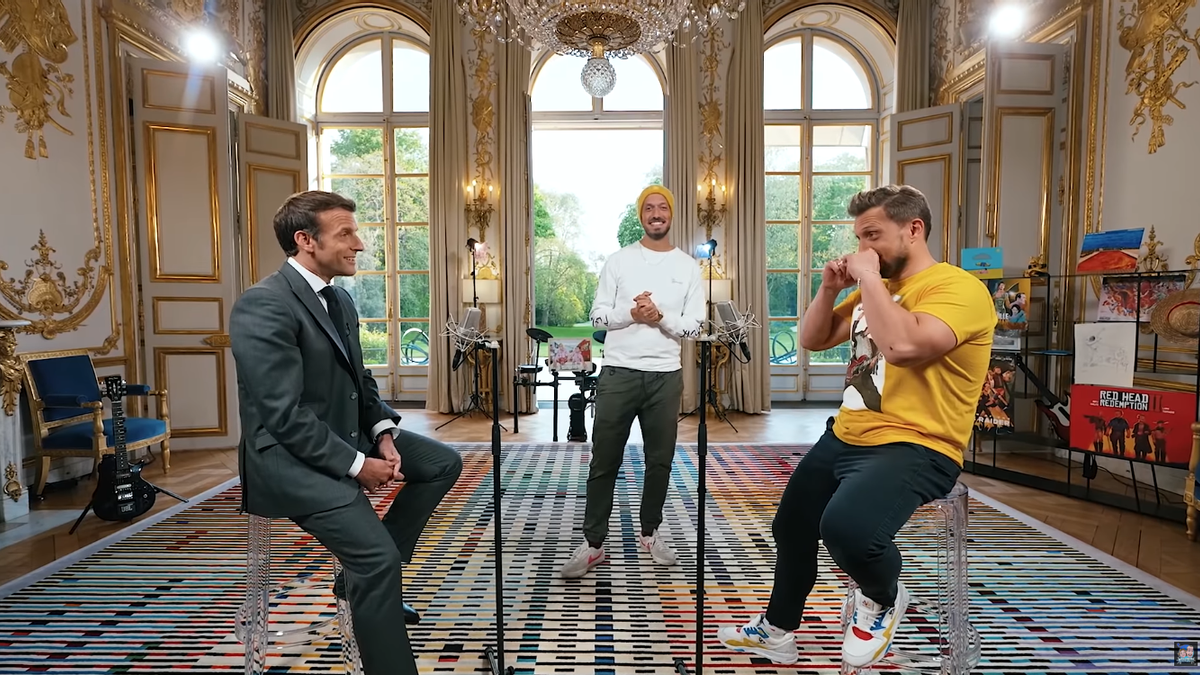 El presidente francés, Emmanuelle Macron, con los youtubers McFly y Carlito
