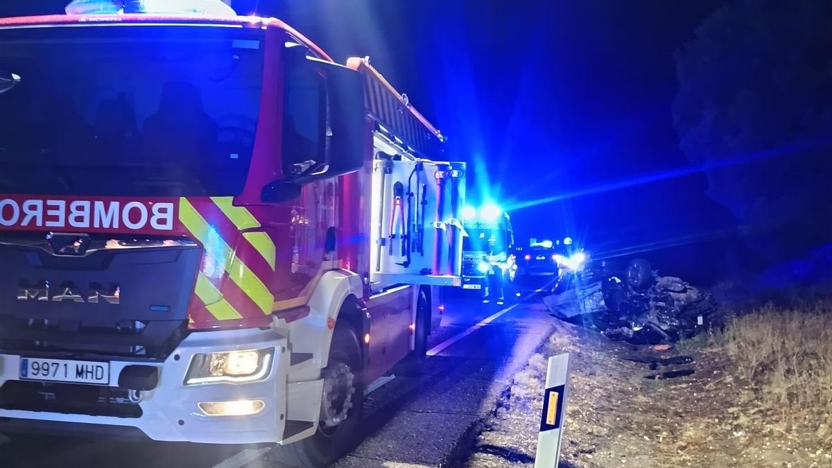 Los bomberos de la Diputación de Zamora rescatan a un hombre de 75 años atrapado en su coche tras salirse de la vía.