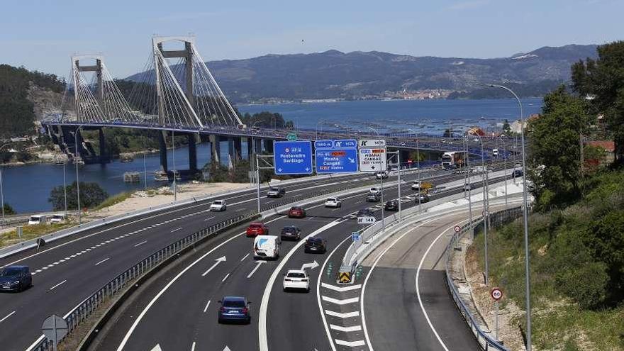 Estado del tráfico circulando ayer por el puente de Rande. // R. Grobas