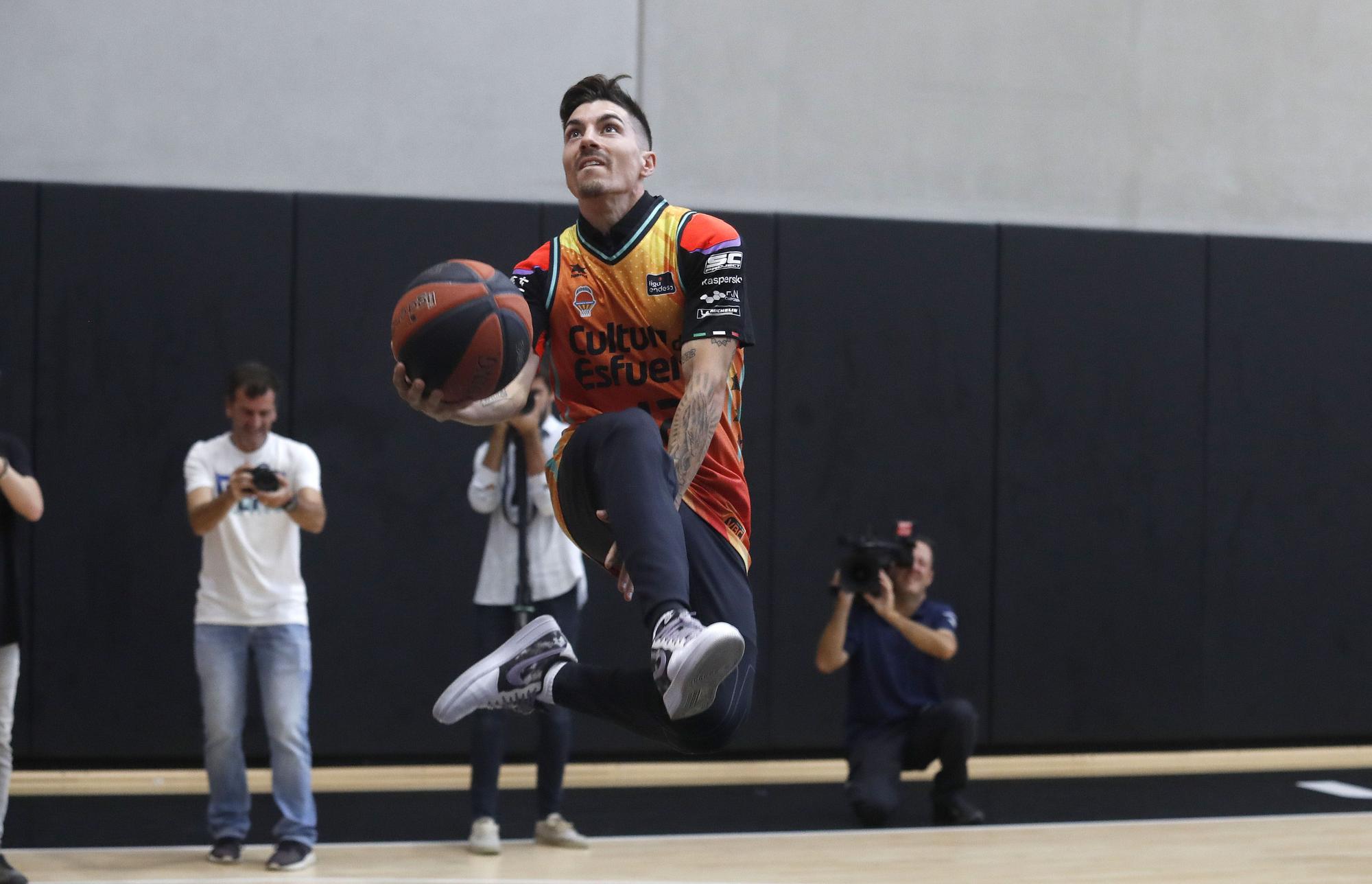 Los pilotos del Mundial de Motociclismo juegan a baloncesto en L´Alqueria del Basket