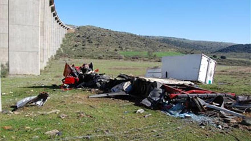 El camionero que cayó al río Almonte murió por un infarto