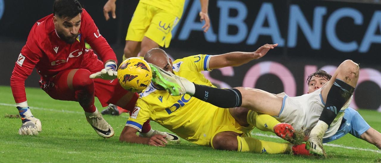 Larsen intenta rematar desde el suelo en el partido de la primera vuelta.