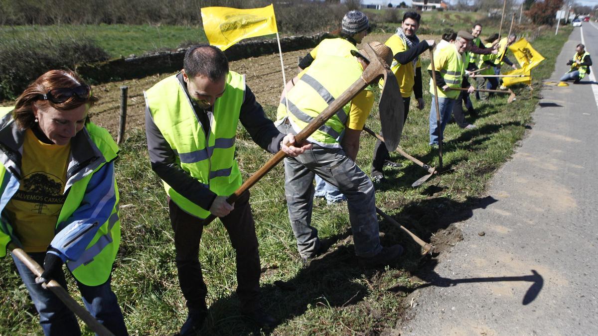 Un acto reivindicativo de Salvemos Catasós, en 2015.