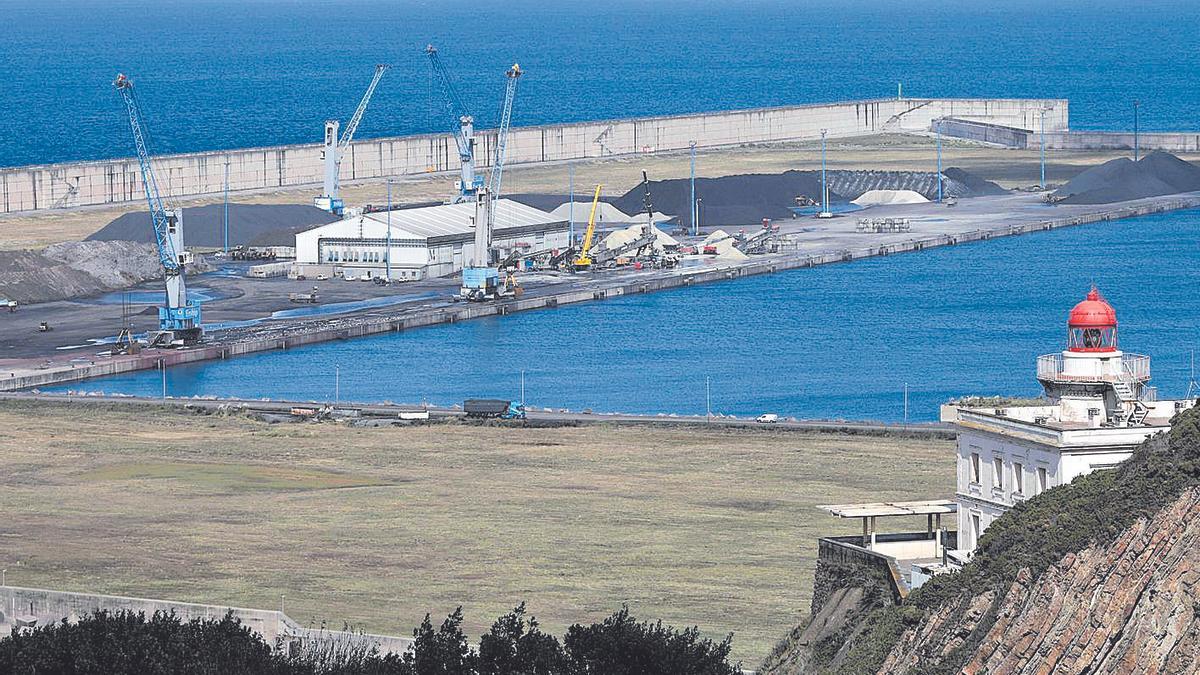 Al fondo, el Muelle Romualdo Alvargonzález Figaredo, en la ampliación de El Musel.