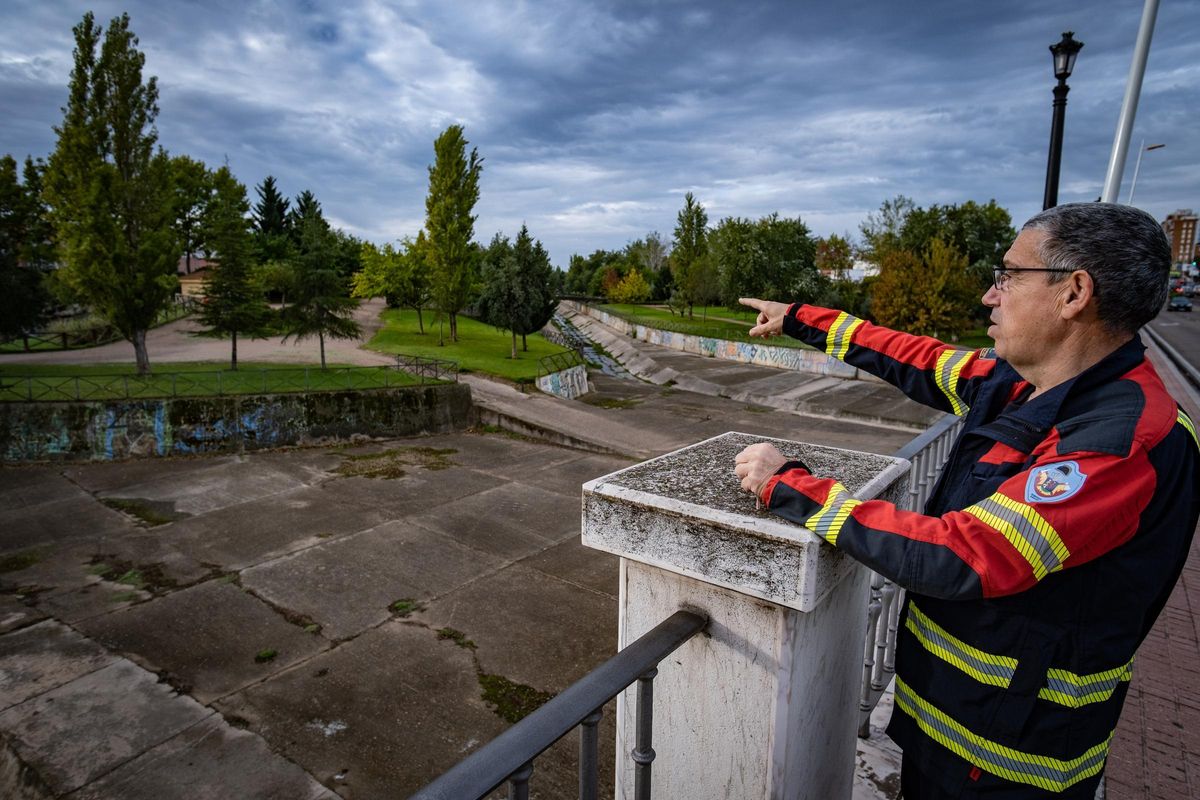 El bombero José Antonio Jiménez señala lo que se vio afectado por la riada.