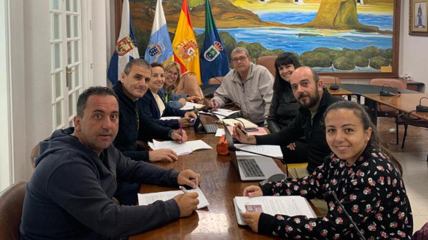 Reunión de coordinación, áreas de seguridad, servicios, turismo y representantes de productora.