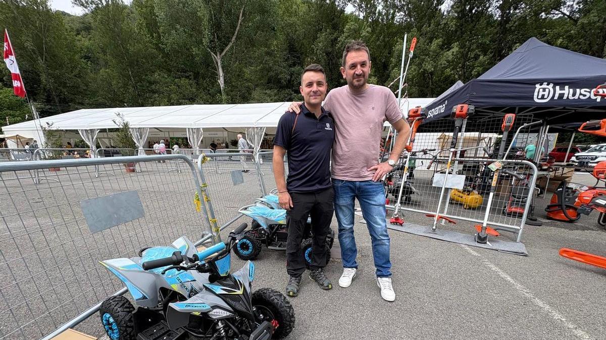 José Antonio Fernández y Rubén Álvarez con los miniquads.