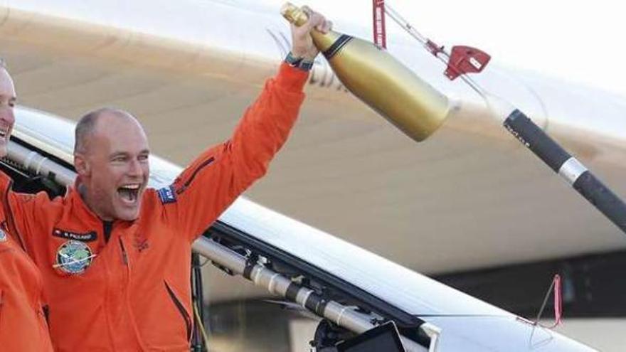 André Borschberg (i) recibe a su compatriota Bertrand Piccard, que llegó pilotando el avión &#039;Impulse II&#039;.