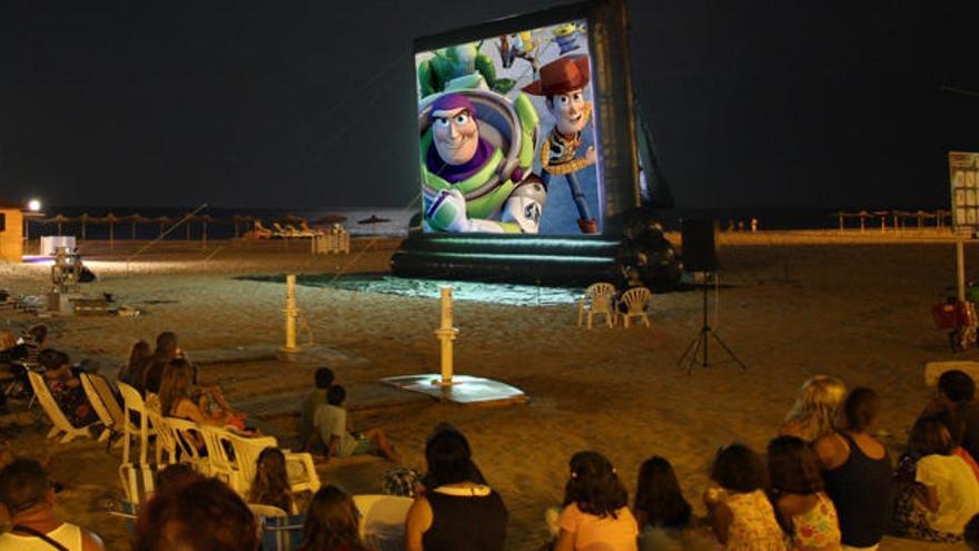 Cine al aire libre en la playa del Cabanyal.