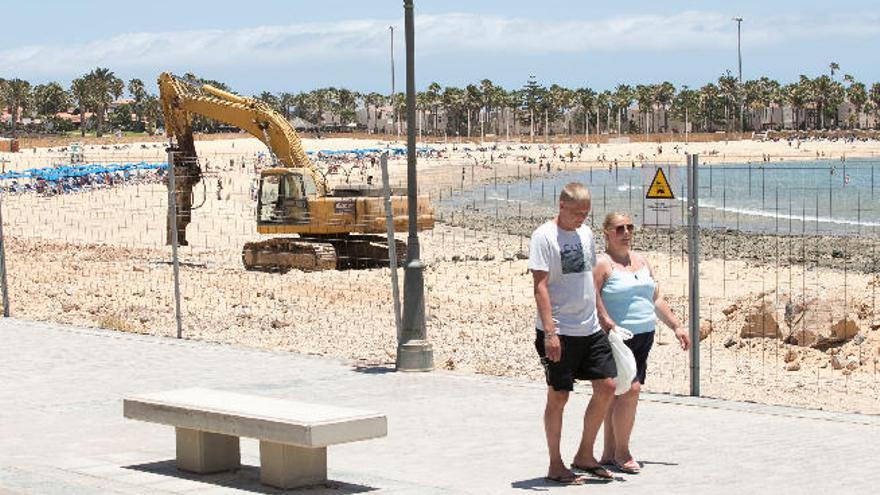 Fuerteventura protesta por el retraso de Costas en la obra de la playa de El Castillo