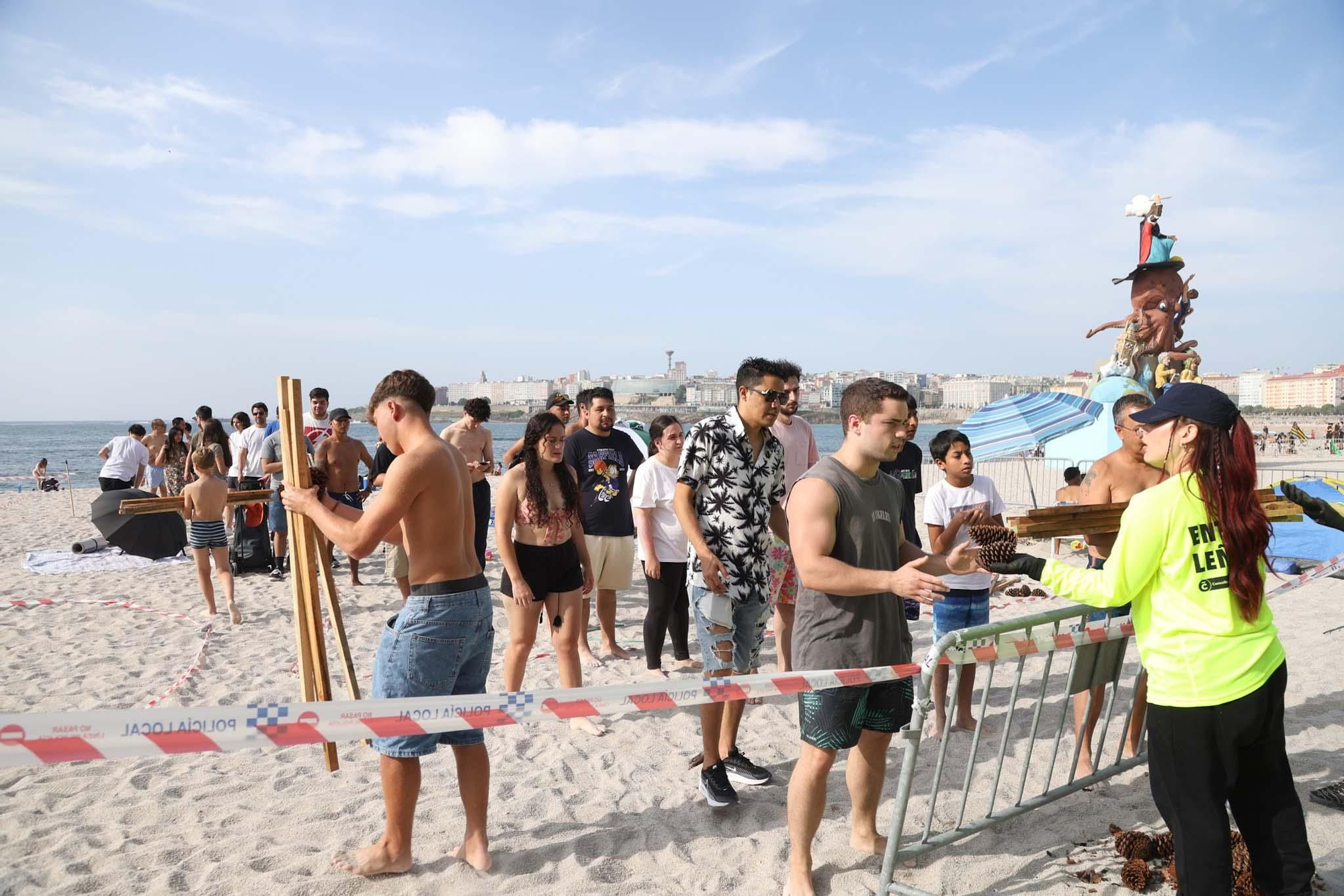 Reparto de madera y primeras hogueras en las playas de Orzán y Riazor