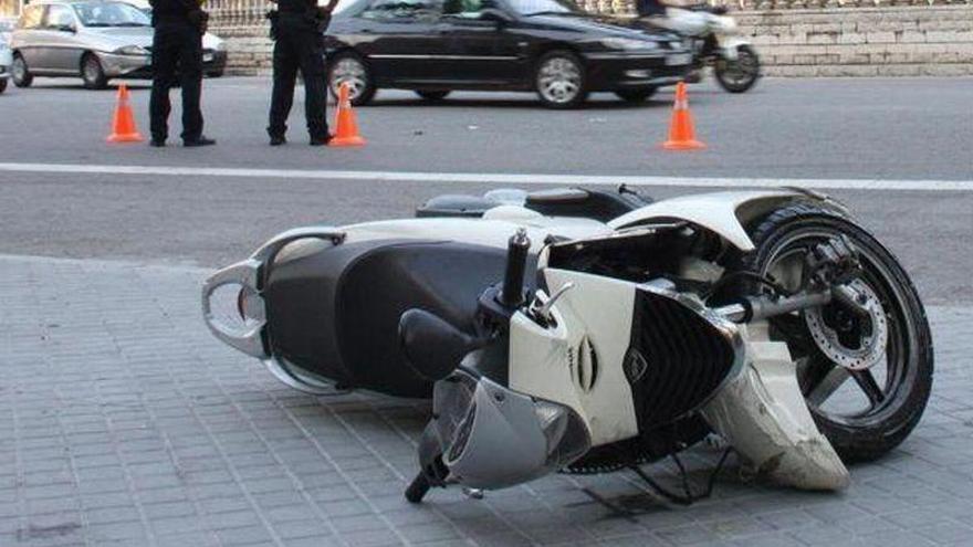 Herido un motorista ebrio tras caerse sobre la calzada, en el distrito Universidad