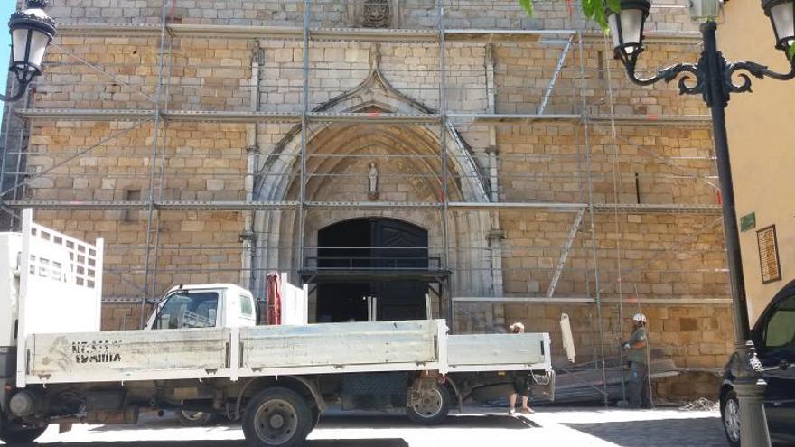 Ja s&#039;està instal·lant la bastida.