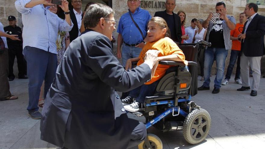 Puig, con una dependiente en la puerta de las Corts.