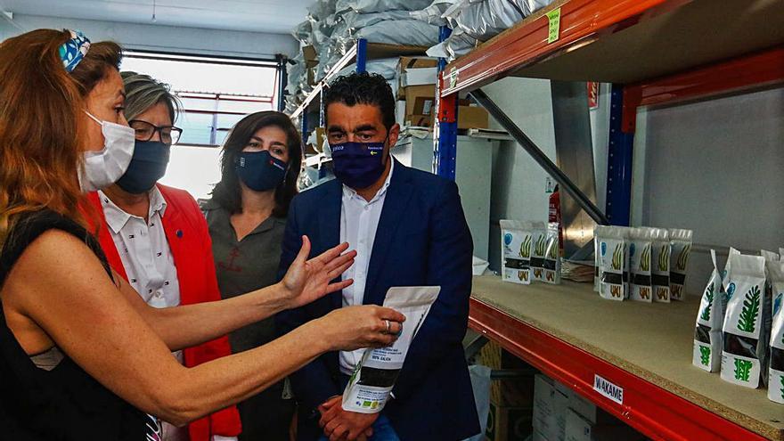 La visita de Rosa Quintana a las instalaciones de la empresa Algas La Patrona, ayer.