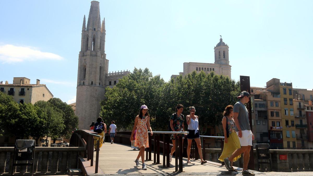 Turistes caminant pel pont de Sant Feliu, un dels punts d'accés al Barri Vell de Girona