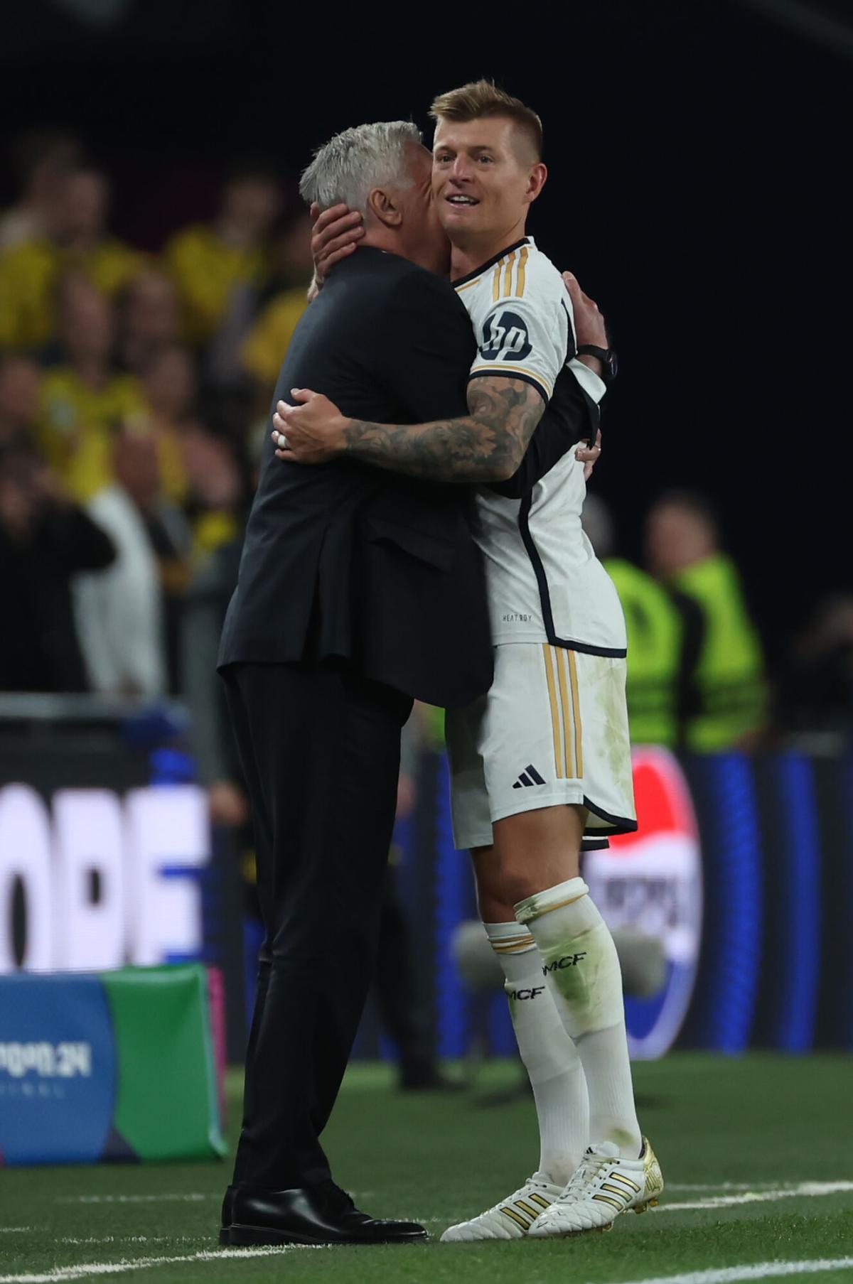 LONDRES, 01/06/2024.- El centrocampista alemán del Real Madrid Toni Kroos abraza al entrenador Carlo Ancelotti durante la final de la Liga de Campeones que Real Madrid y Borussia Dortmund disputan hoy sábado en el estadio de Wembley, en Londres. EFE / Kiko Huesca. borussia dortmund . real madrid. liga campeones 2023/2024 borussia dortmund . real madrid. final. accion. wembley