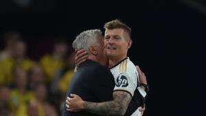 LONDRES, 01/06/2024.- El centrocampista alemán del Real Madrid Toni Kroos abraza al entrenador Carlo Ancelotti durante la final de la Liga de Campeones que Real Madrid y Borussia Dortmund disputan hoy sábado en el estadio de Wembley, en Londres. EFE / Kiko Huesca. borussia dortmund . real madrid. liga campeones 2023/2024 borussia dortmund . real madrid. final. accion. wembley